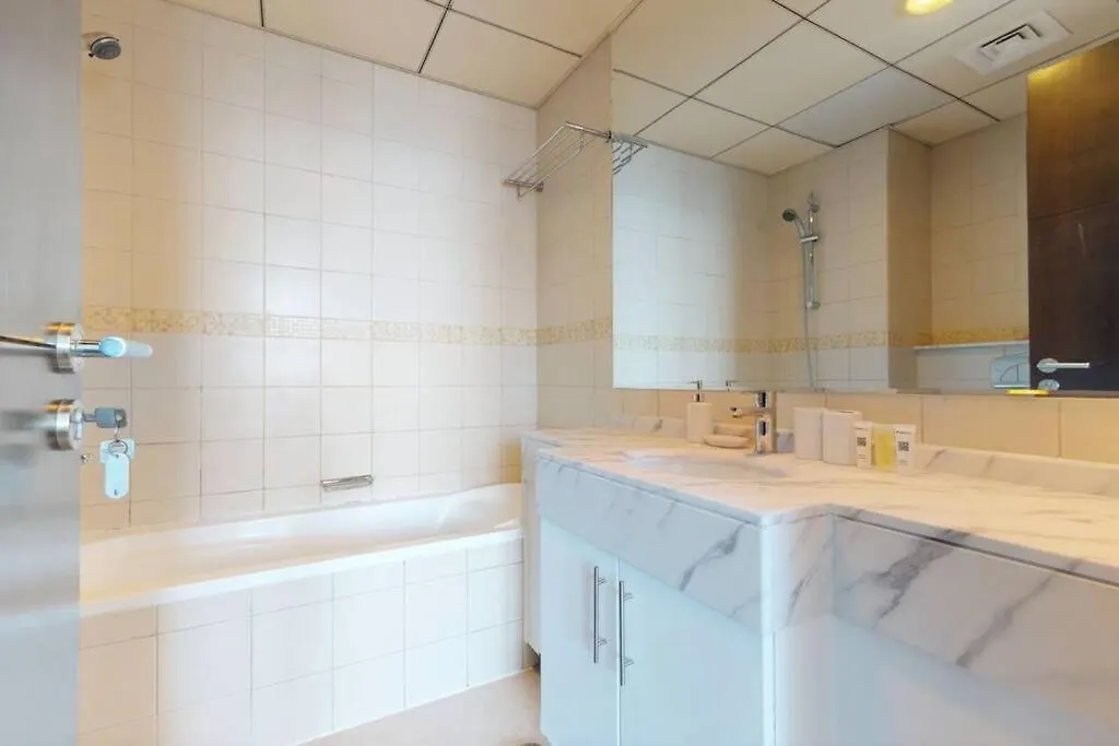 Spacious 1 Bedroom Marina View Dubai 0*,
